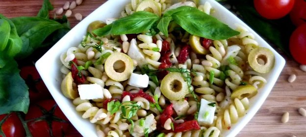 Салат с фузилли, моцареллой, вялеными томатами,оливками и кедровыми орешками под заправкой из песто