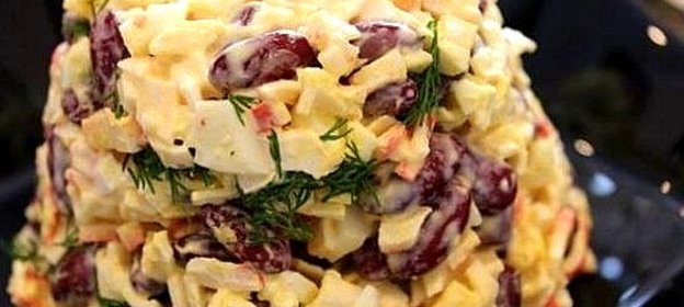 Крабовый салат с фасолью