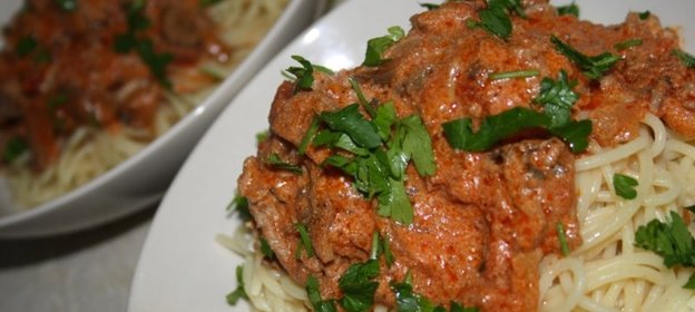 Спагетти с грибами и мясным соусом