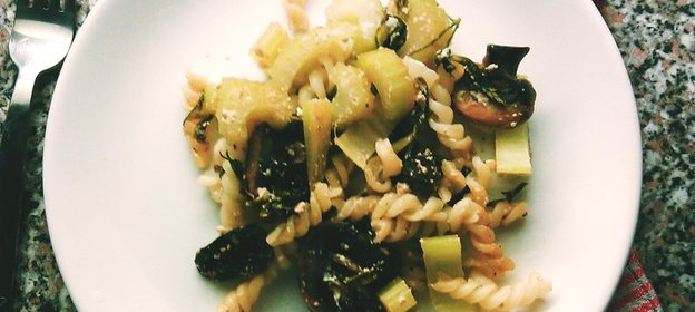 Салат с макаронами, сельдереем и грибами