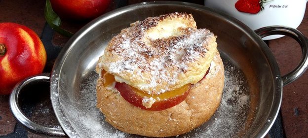 Десерт с нектаринами в булочке