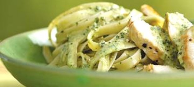 Паста с курицей и соусом песто