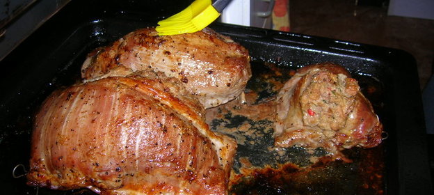 Фаршированная безкостная грудинка по домашнему, запеченная в духовке