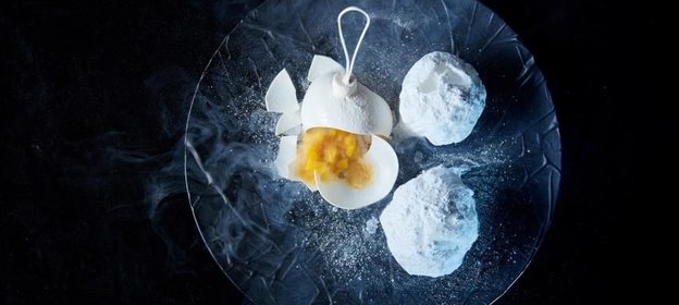 Елочная игрушка из карамели с мандарино-манговым чатни