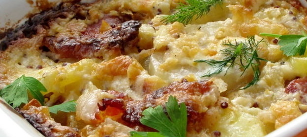 Картофельная запеканка с яблоками и беконом