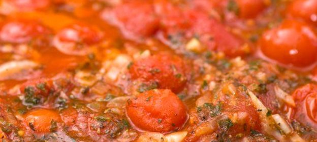 Домашний итальянский томатный соус с базиликом