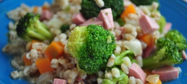 Перловая каша с сосисками и овощами