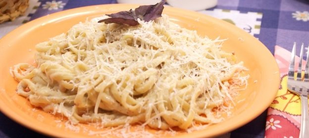 Паста с соусом бешамель и курицей