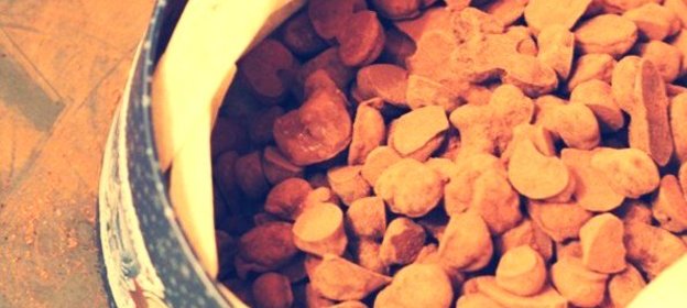 Кофейные зерна в шоколаде с солью