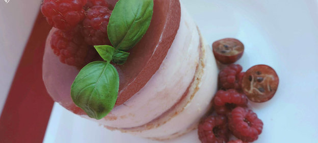 Творожный десерт с земляникой и свежей малиной
