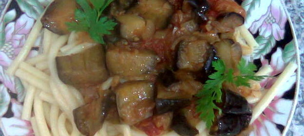 Макароны с бакладжанной подливкой