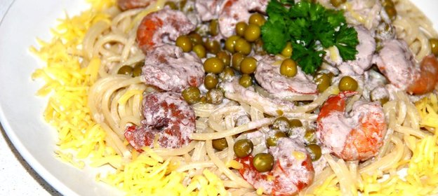 Спагетти с креветками и горошком