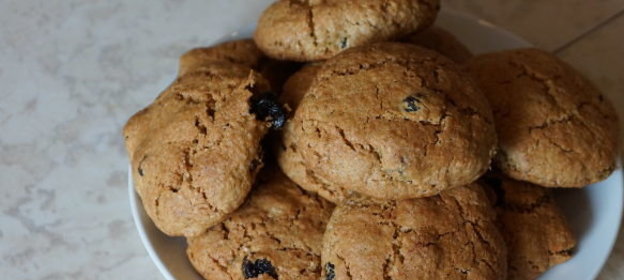 Овсяное печенье с корицей и изюмом