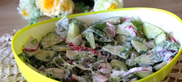 Салат из свежих овощей и зелени с йогуртовой заправкой