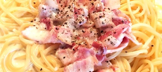 Спагетти в сливочном соусе с песто и беконом