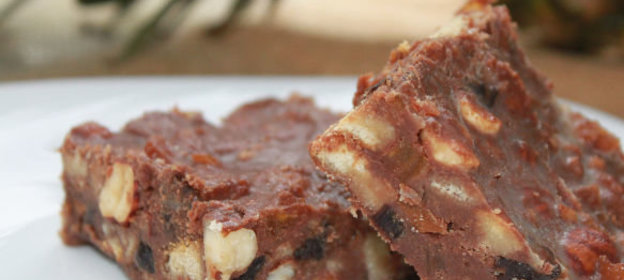 Шоколадное лакомство с орехами и сухофруктами