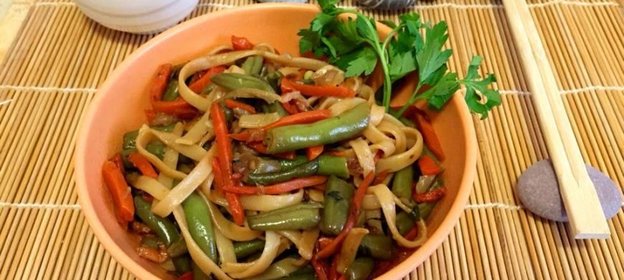 Лапша по-азиатски со стручковой фасолью