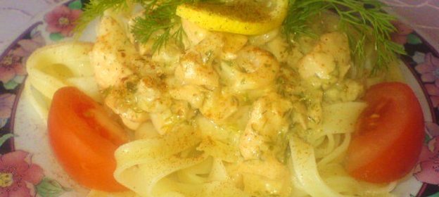 Паста в сливочном соусе с семгой и креветками