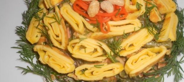 Салат с омлетом, грибами и фасолью