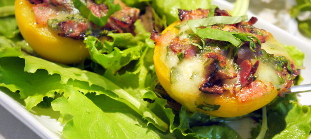 Запеченные персики с моцареллой, беконом и базиликом на ложе из салата