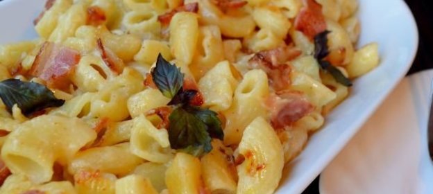 Паста с грушей и беконом, под соусом бешамель