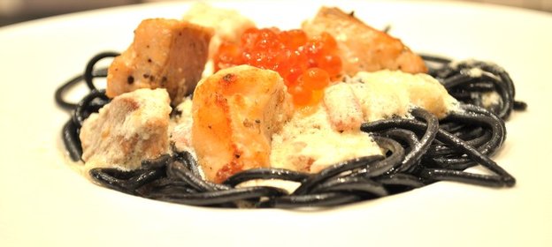 Черная паста в сливочном соусе с лососем и красной икрой