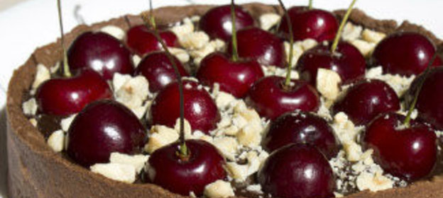 Шоколадно-ореховый тарт с черешней