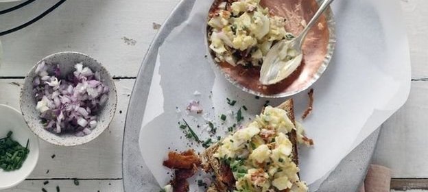 Салат с яйцом на завтрак