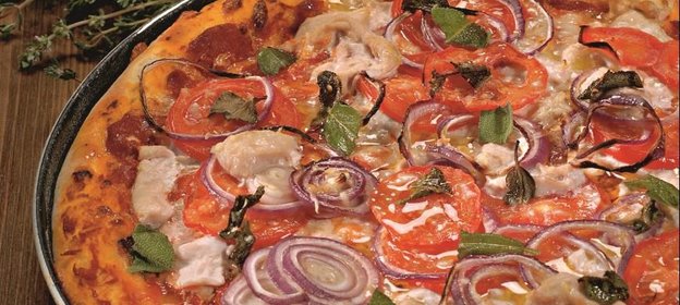 Пицца с индейкой и шалфеем