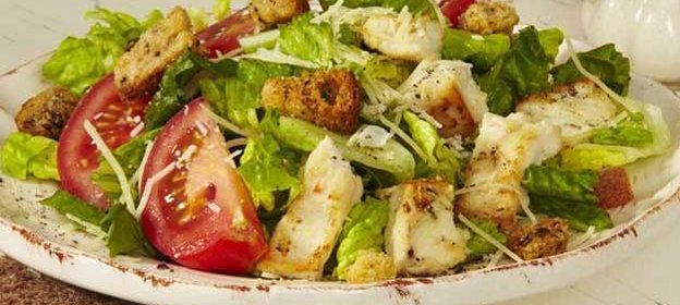 Салат с куриным филе, сухариками и овощами