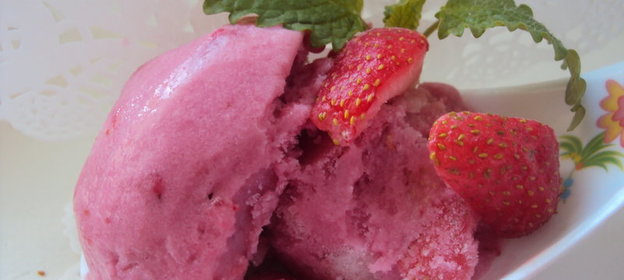 Клубнично-малиновое сорбе с йогуртом