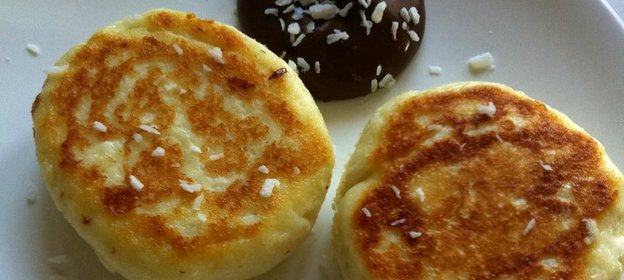 Печеные ванильные сырники с шоколадным соусом