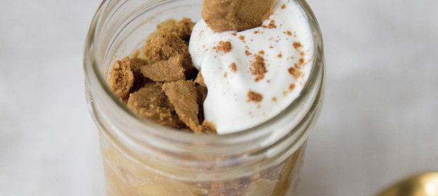 Яблоки с греческим йогуртом и пряным печеньем