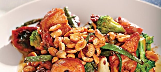 Острая курица с овощами и арахисом