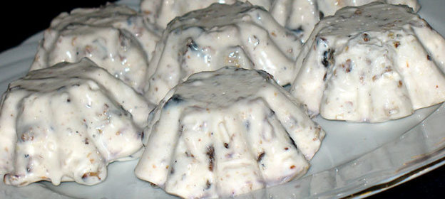 Десерт из греческого йогурта с черносливом и орехами