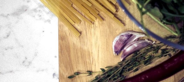 Острые спагетти с сардинами и чили