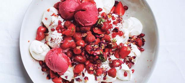 Десерт с клубникой, гранатом и безе