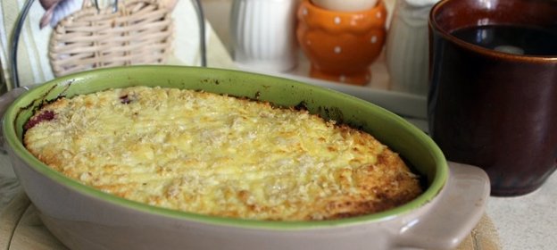 Творожная запеканка с овсяными хлопьями и вишней