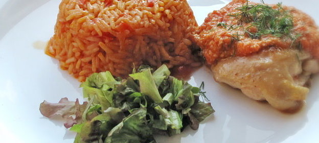 Томатный рис с курицей под моле «Эспаньол»