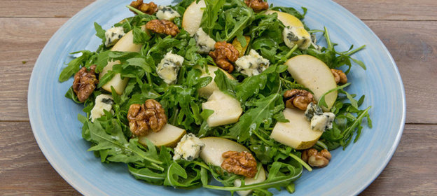 Салат с грушами и сыром рокфор за 15 минут