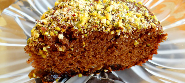 Медово-шоколадный пирог с изюмом и солёными фисташками