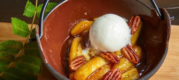 Жареные бананы в карамели с орехом пекан