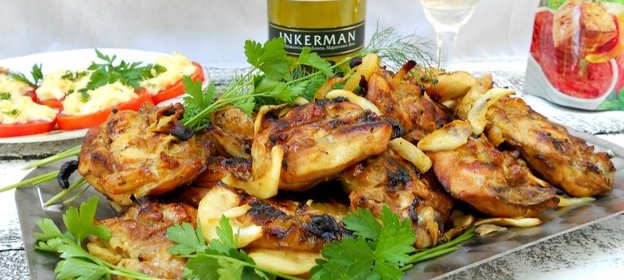 Куриные бедрышки на костре в соево-медовом маринаде с лимоном и карри