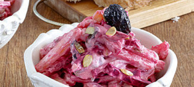 Свекольный салат с заправкой из хрена в мультиварке