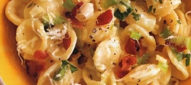 Паста с луком-пореем и беконом