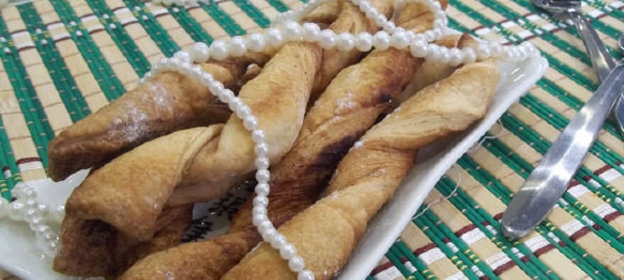 Запеканка макаронная со сливами и взбитыми сливками