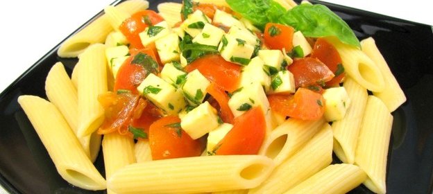Макароны c помидорами, моцареллой и базиликом