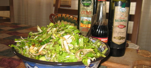 зеленый салат с соевыми ростками и шампиньонами