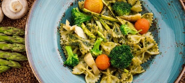 Паста Фарфале с овощами и соусом песто