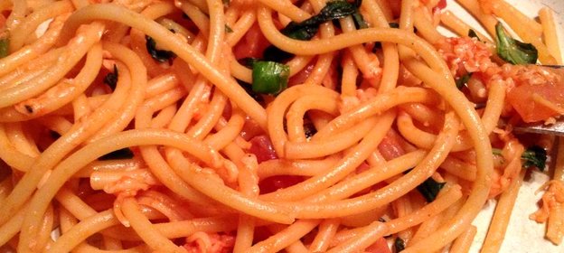 Букатини с томатным соусом и лососем